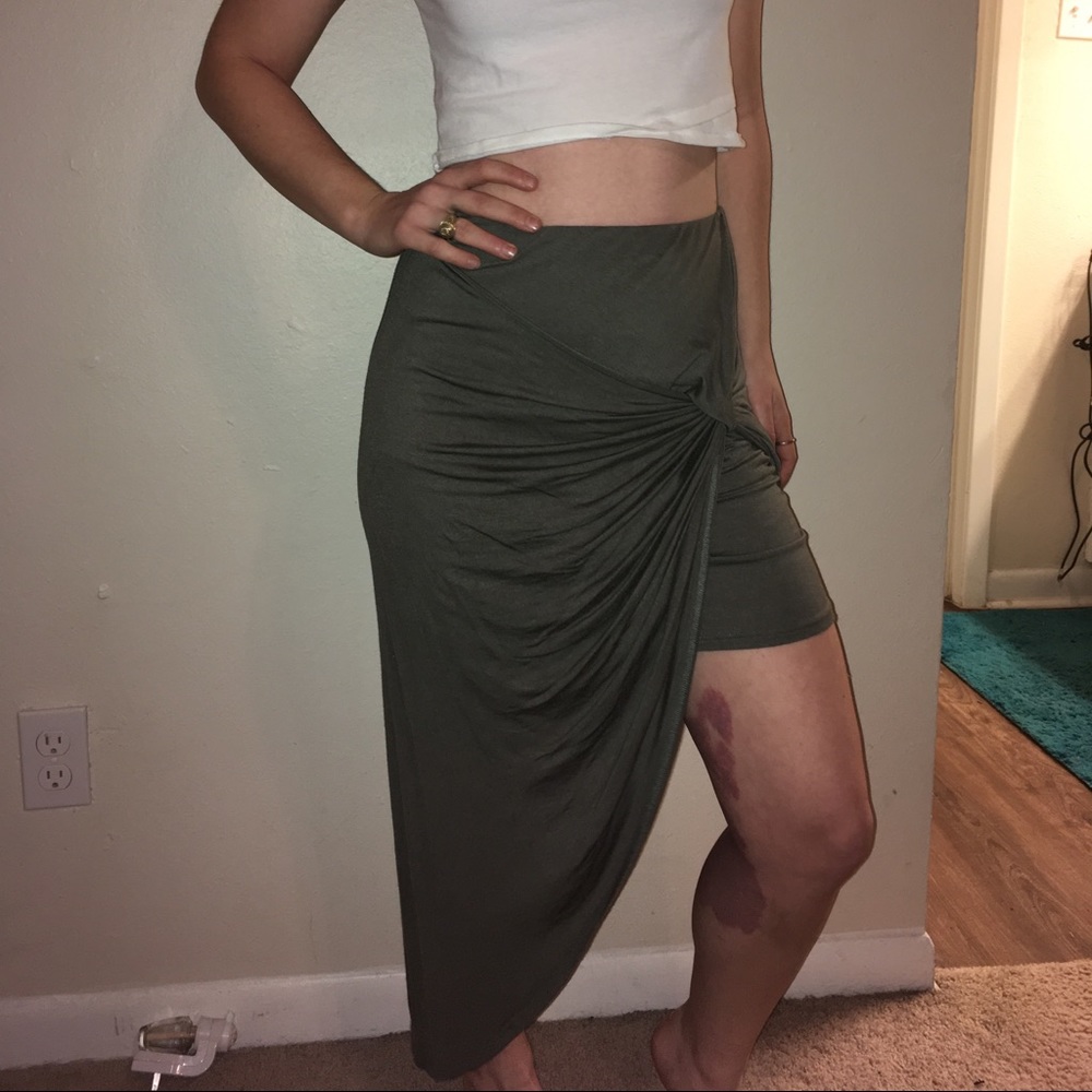 Asymmetrical skirt olive